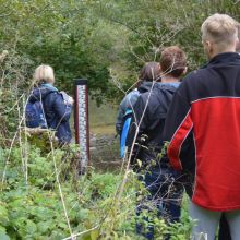 uczniowie nad rzeka z lata