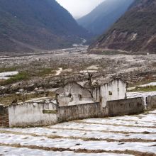 zniszczony dom na stozku spluwu gruzowego